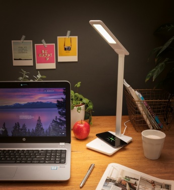 Logotrade Werbeartikel das Foto: 5W Wireless Charging Schreibtischlampe