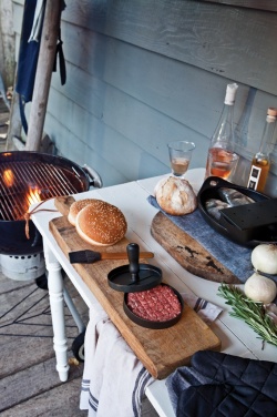 Logotrade werbemittel das Foto: Grillset mit Hamburgerpresse und Marinadenpinsel