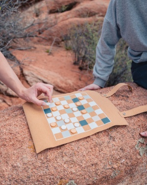 Logotrade Firmengeschenke das Foto: Britton faltbares Backgammon und Damespiel Set aus Kork