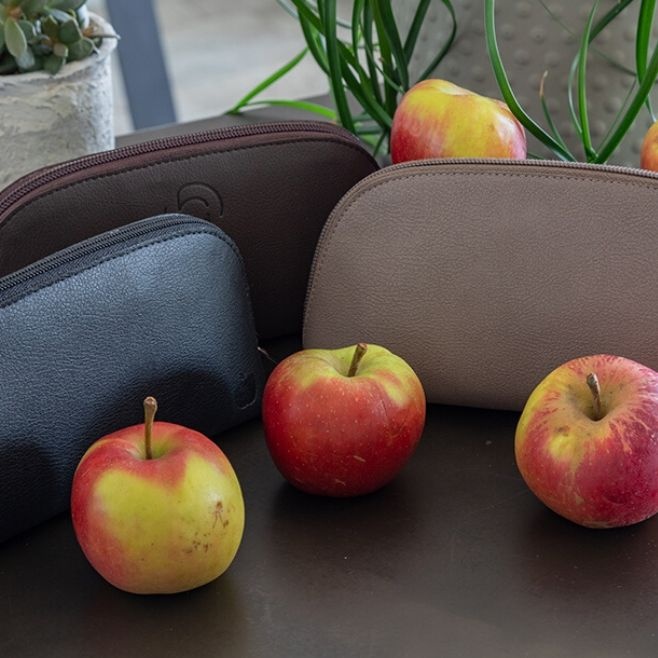 Logo trade corporate gifts picture of: Apple Leather Toiletry Bag