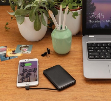 Logotrade mainostuote tuotekuva: Reklaamtoode: 5.000 mAh Pocket Powerbank with integrated cables, black