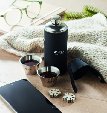 Logotrade dāvanas foto: Gurnu kolba ar šotu krūzītēm