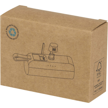 Logotrade korporatīvās dāvanas foto: Alnair 5000 mAh 10W pārstrādātas plastmasas C tipa pārnēsājamais akumulators ar iebūvētu atlokāmu statīvu un 2-in-1 kabeli