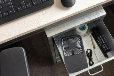 Logotrade biznesa dāvanas foto: Aervina RCS pārstrādātas plastmasas uzlādējams galda ventilators