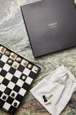 Logotrade profilprodukter bild: VINGA Chess coffe table game