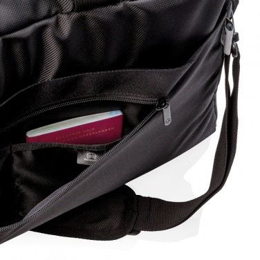 Logotrade kampanjprodukter bild: Swiss Peak RFID duffel med resväskeöppning