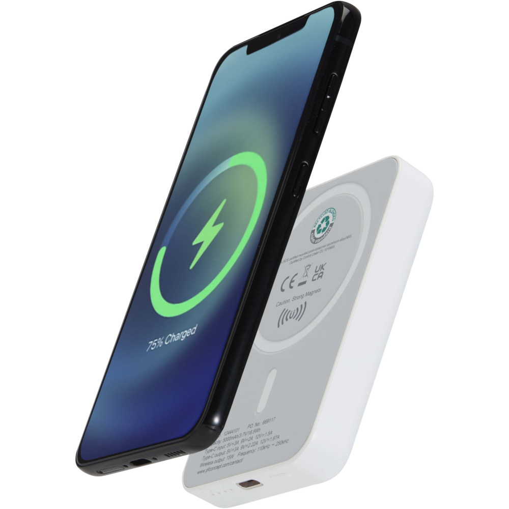 Logotrade profilreklam bild: Acrab 5 000 mAh 15 W magnetisk trådlös powerbank med 20 W PD – tillverkad av återvunnen plast