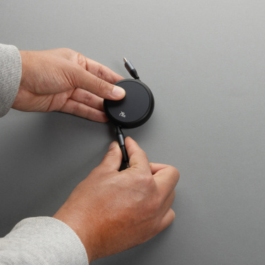 Logotrade kampanjprodukter bild: Terra RCS återvunnen aluminium 240W utdragbar 2-i-1 kabel