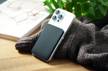 Logotrade presentreklam bild: Magnetisk powerbank 20W